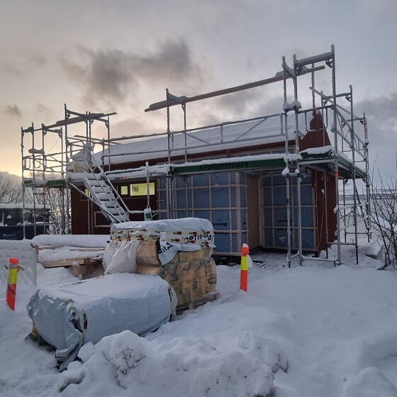 Bygning som arbeides på ute i snøen.